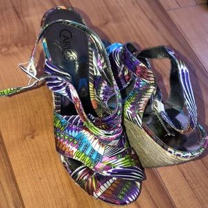 LIKE NEW 🌸 CARLOS WEDGES